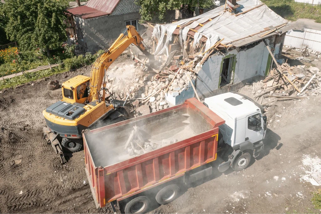 Вывоз мусора после сноса зданий с выездом в Калининграде в октябре