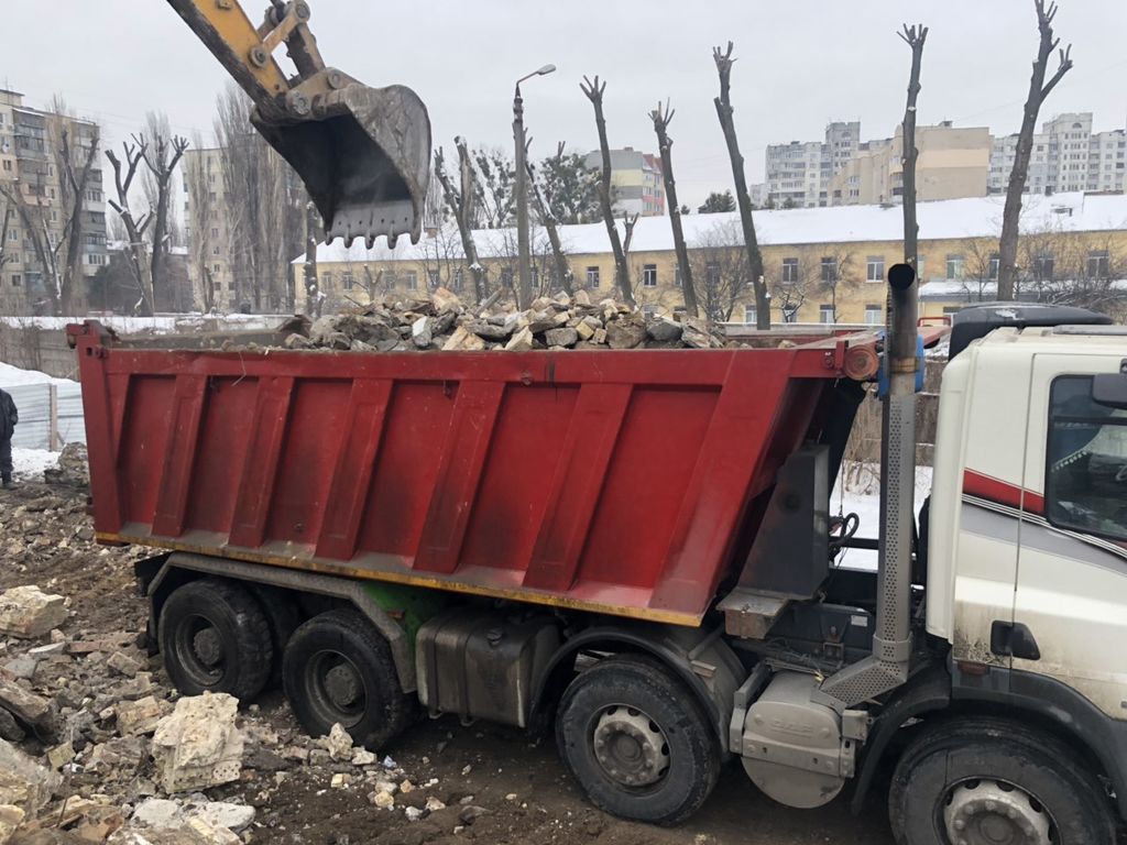 Вывоз мусора Камазом в Калининграде в октябре