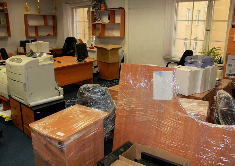 Вывоз старой офисной мебели в Калининграде в октябре