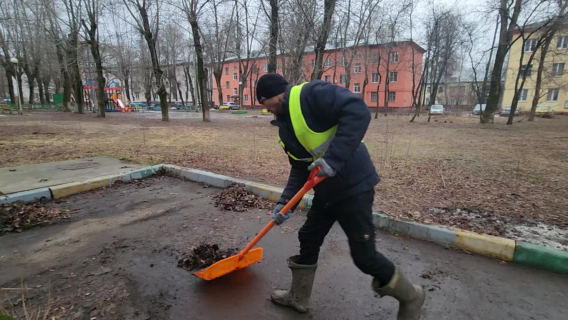 Уборка территорий в Калининграде в октябре