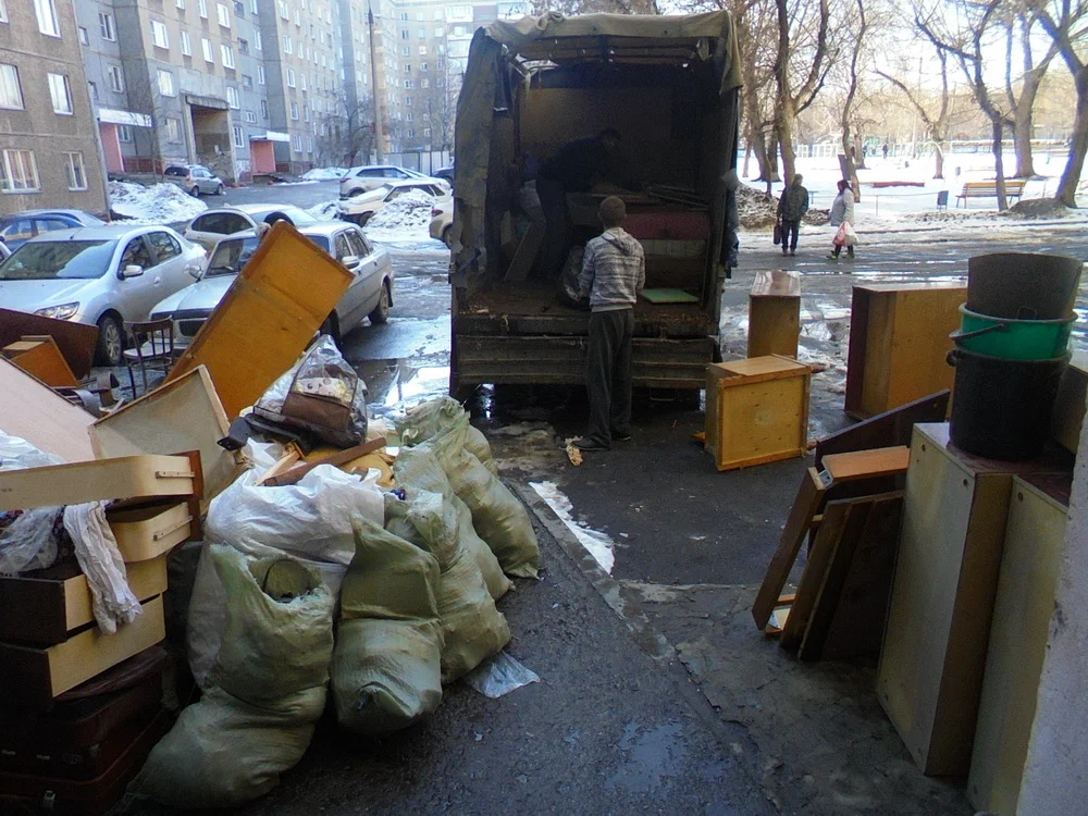Вывоз мусора из подвала с утилизацией в Калининграде в октябре