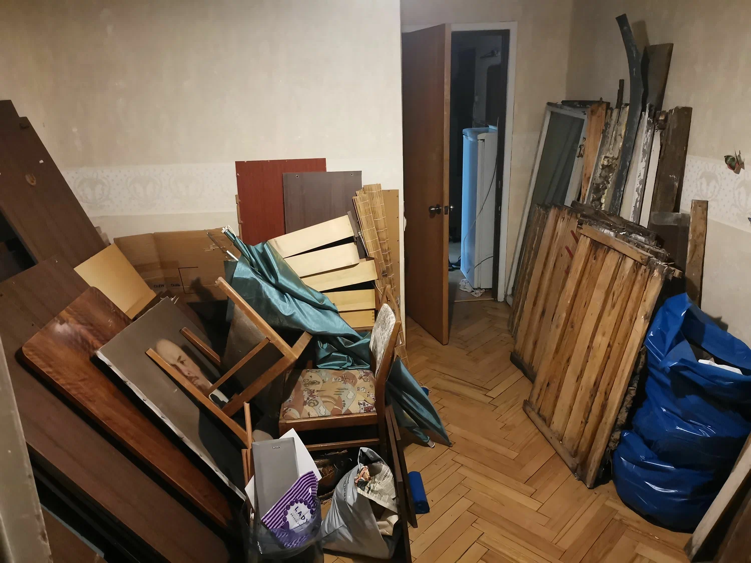 Демонтаж мебели с вывозом и утилизацией в Калининграде в октябре